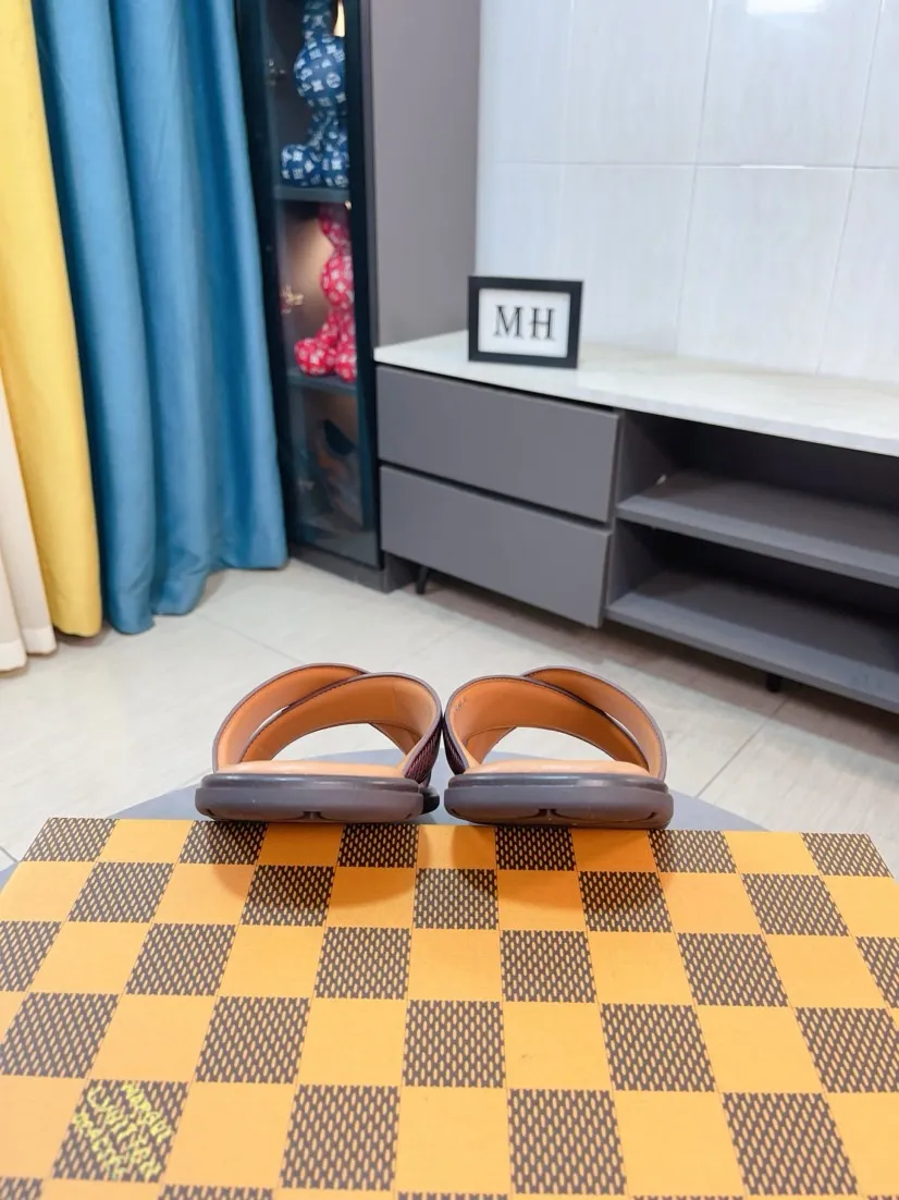 Men's shoes 💰340🌹🌹 (lv-Louis Vuitton) New men's slippers, high-end boutique, exquisite embossed logo decoration on the upper, fine workmanship, super soft soles, casual, loose and comfortable, a must-have in summer! \nsize：38-44